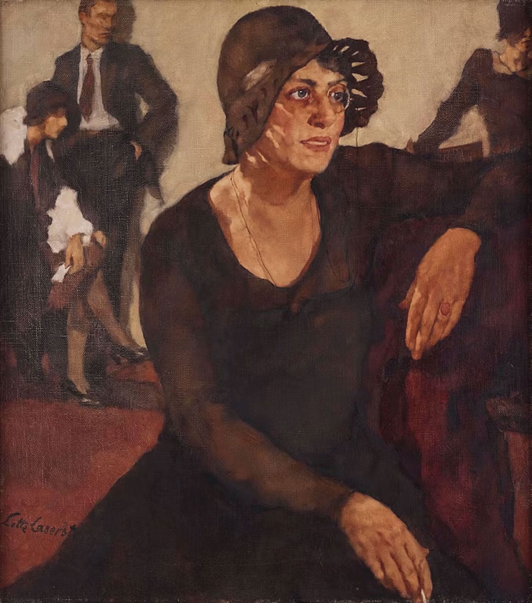 Porträtt av en kvinna från slutet av 1920-talet. Hon har attribut som signalerar "den nya moderna kvinnan", en monokel och cigarett. I bakgrunden "hänger" två män och en kvinna.