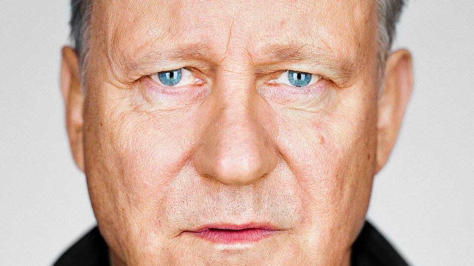 Fotografisk porträtt av en man, skådespelaren Stellan Skragård.