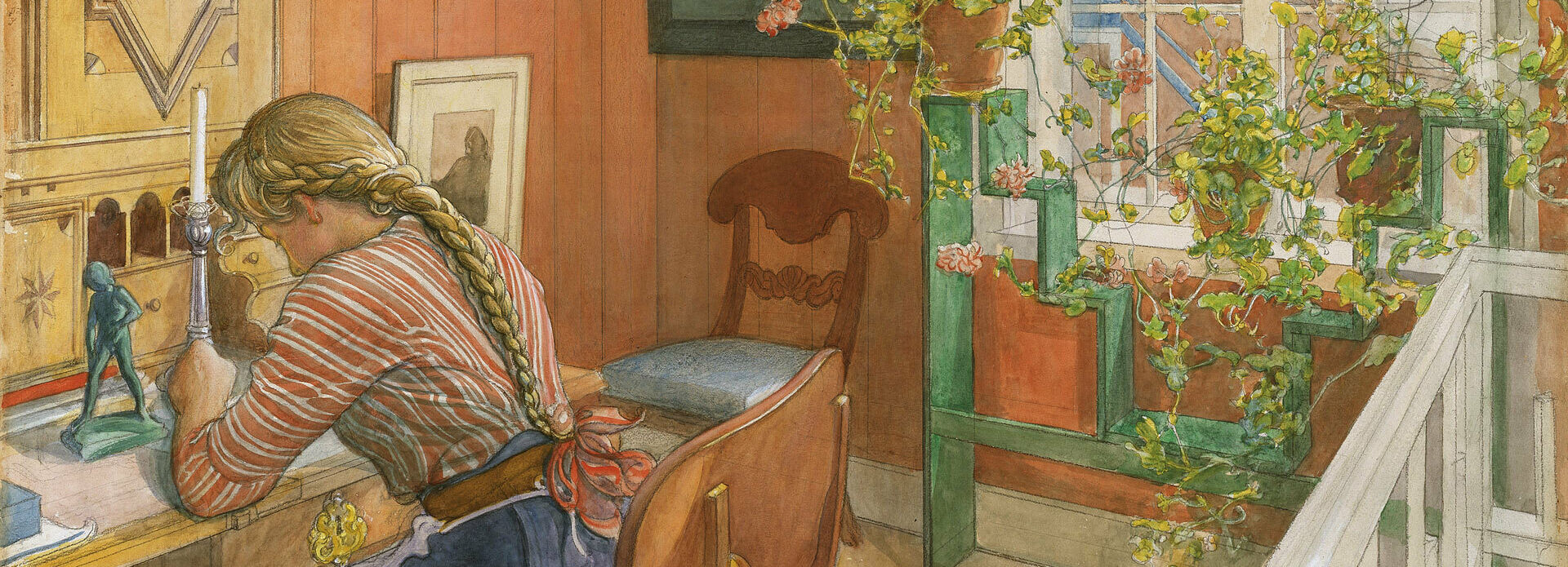 Målning som föreställer en ung kvinna med ryggen mot betraktaren. Hon sitter vid ett skrivbord och skriver brev. I bakgrunden ett ljust fönster med prunkande pelargoner.