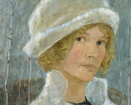 Målat porträtt av en ung kvinna. Hon tittar snett bakåt mot betraktaren. Hon har på sig en vit jacka med kragen uppfälld och en hatt. Henne blonda hår sticker fram under hatten.