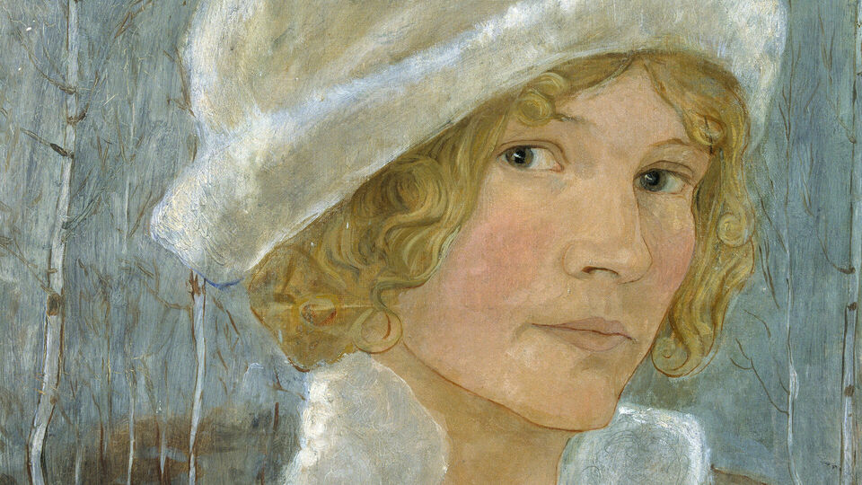 Målat porträtt av en ung kvinna. Hon tittar snett bakåt mot betraktaren. Hon har på sig en vit jacka med kragen uppfälld och en hatt. Henne blonda hår sticker fram under hatten.