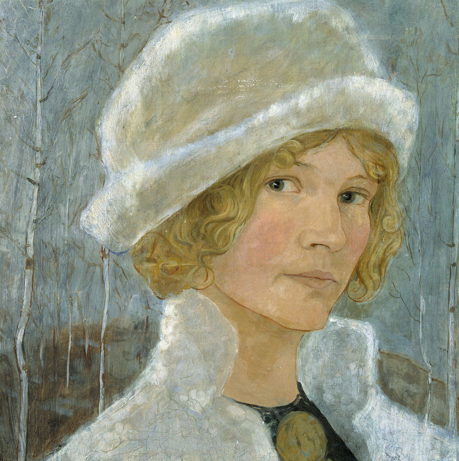 Målat porträtt av en ung kvinna. Hon tittar snett bakåt mot betraktaren. Hon har på sig en vit jacka med kragen uppfälld och en hatt. Henne blonda hår sticker fram under hatten.