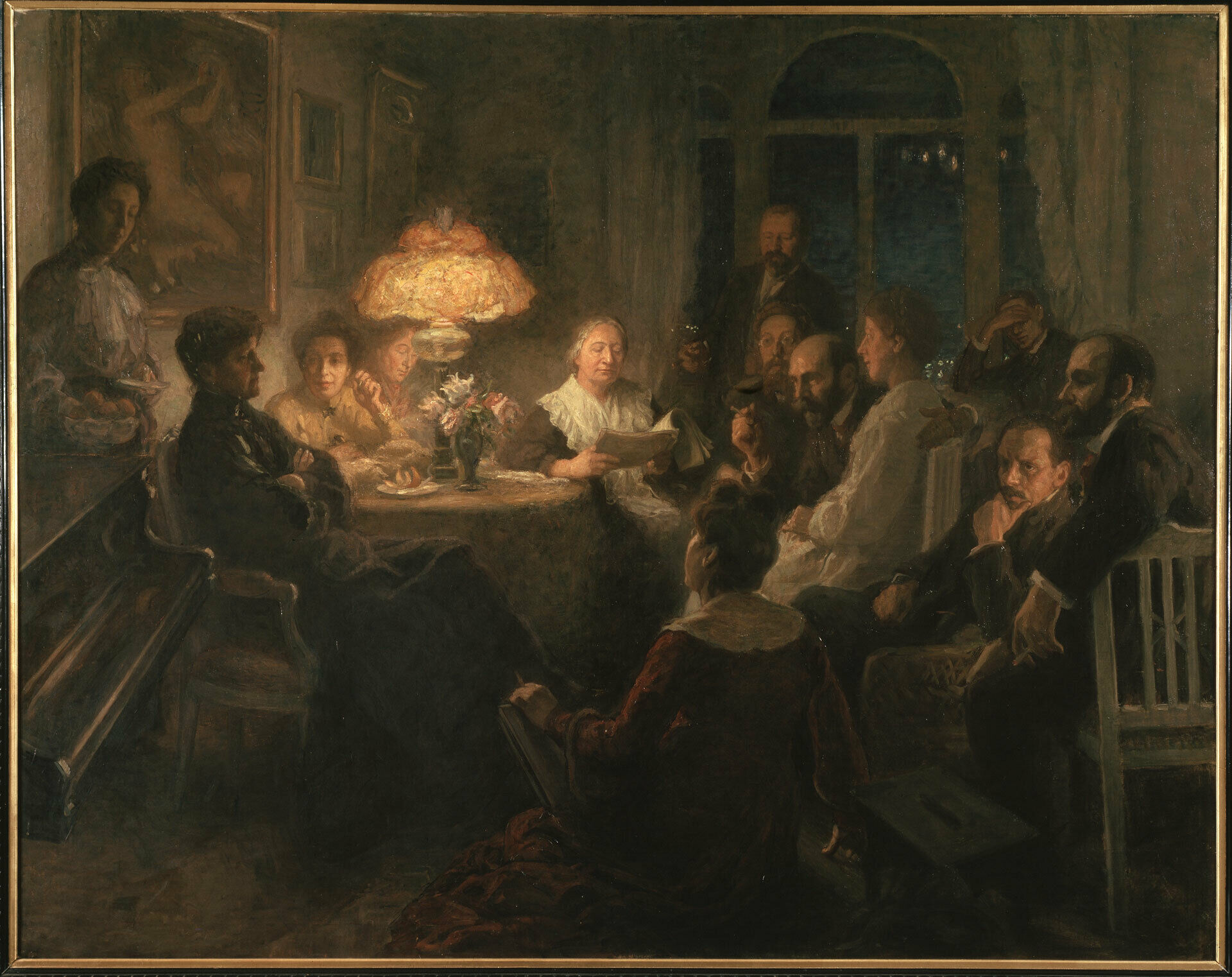 Målning som föreställer en samling människor som sitter runt ett bord i skenet av en fotogenlampa.