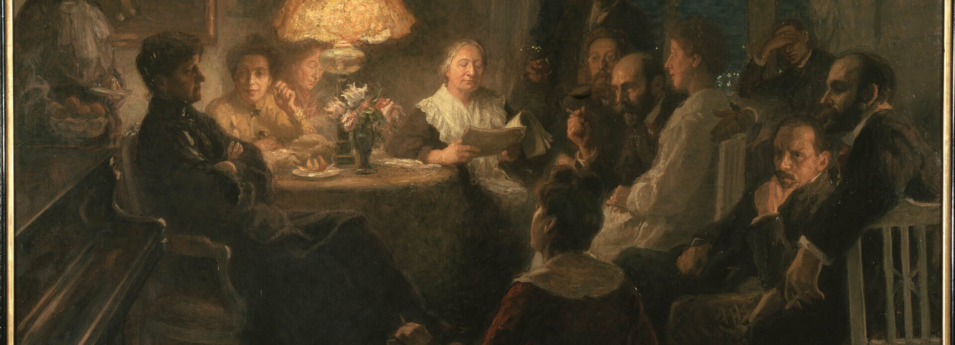 Målning som föreställer en samling människor som sitter runt ett bord i skenet av en fotogenlampa.