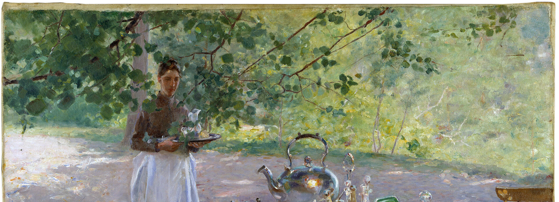 Målning av ett uppdukat bord med tekittel, koppar och glas utomhus. En kvinna med vitt förkläde bär på en bricka.
