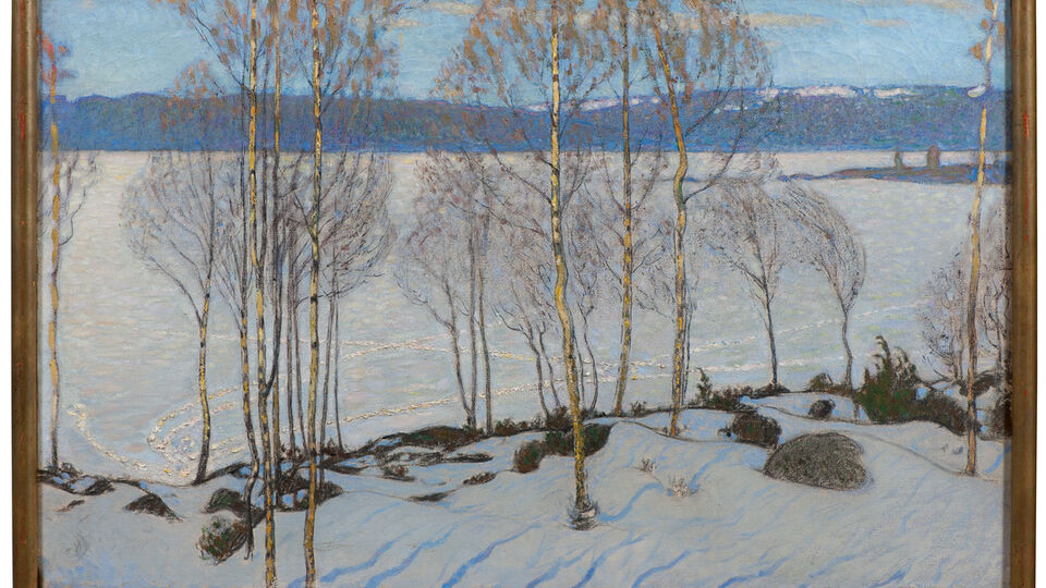 Björn Ahlgrenson, Vårvinter, landskap i snö med några björkar som står vid en strandkant. I fonden blånande fjäll.