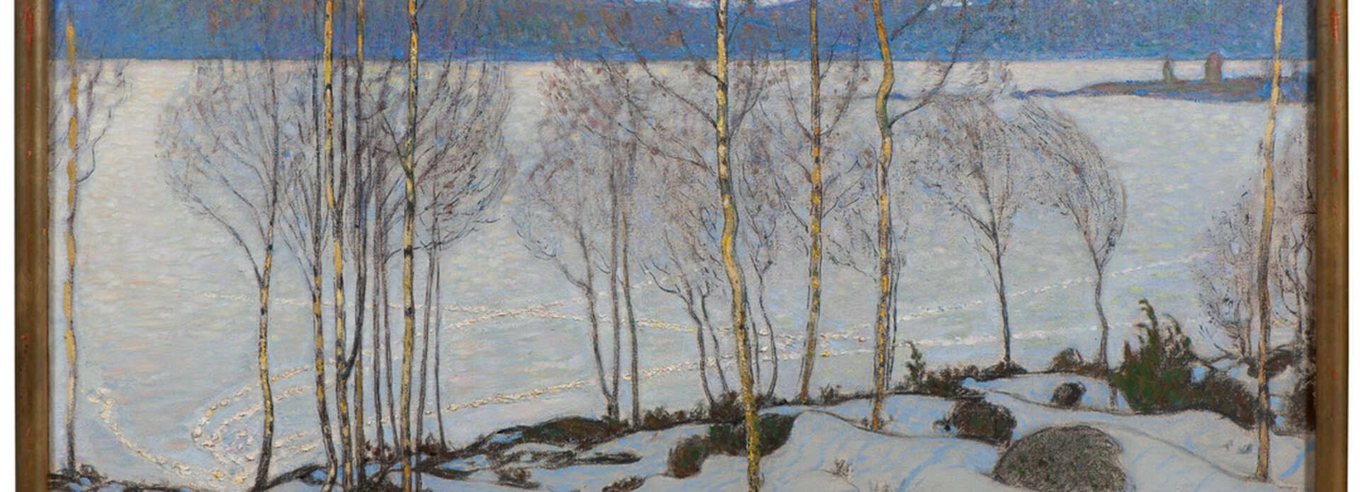 Björn Ahlgrenson, Vårvinter, landskap i snö med några björkar som står vid en strandkant. I fonden blånande fjäll.