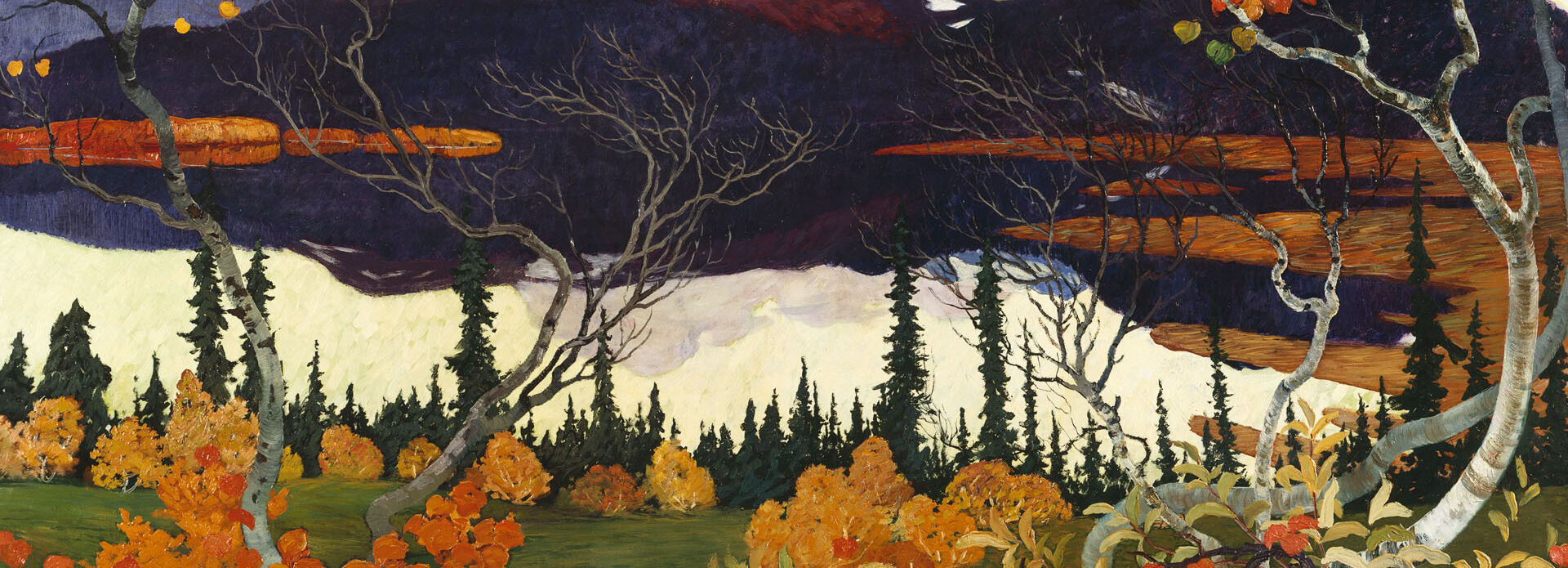 Målning föreställande ett fjällandskap i höstskrud. I förgrunden växtlighet och en fjällbjörk med löv i höstfärger. Bakom en spegelblank sjö blånande fjäll med fläckar av snö.