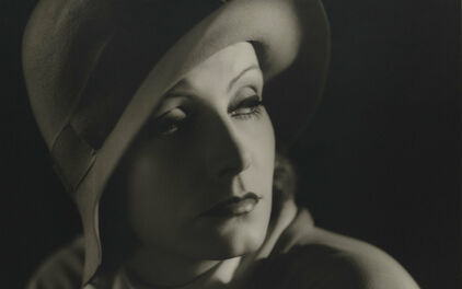 Svartvitt äldre porträttfoto föreställande Greta Garbo, ur filmen "Kyssen"