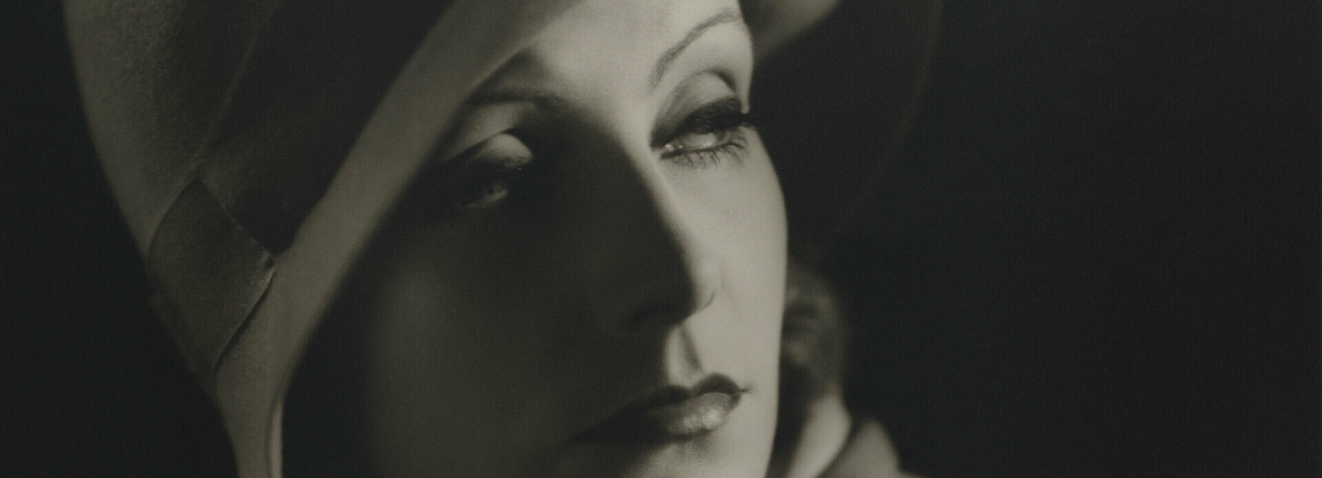 Svartvitt äldre porträttfoto föreställande Greta Garbo, ur filmen "Kyssen"