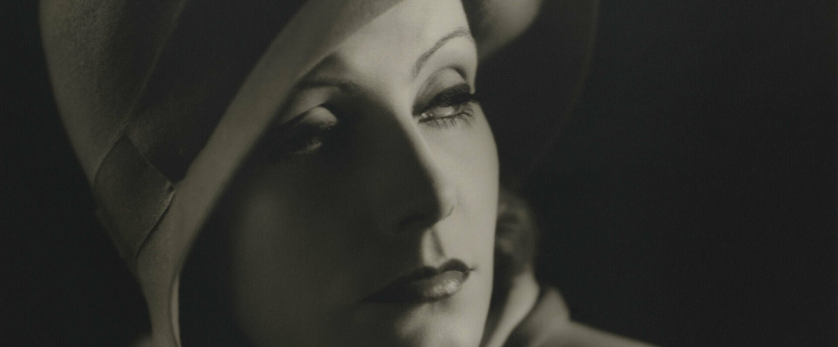 Svartvitt äldre porträttfoto föreställande Greta Garbo, ur filmen "Kyssen"