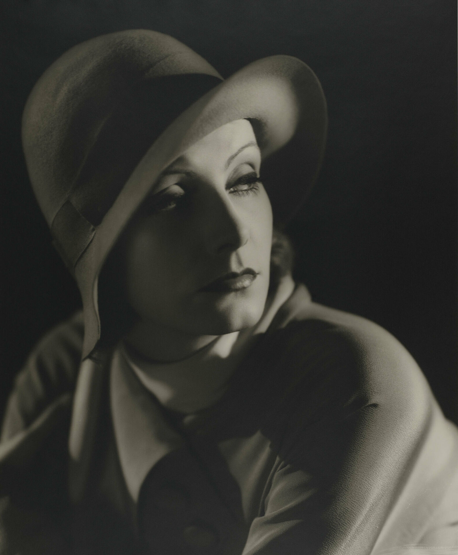 Svartvitt äldre porträttfoto föreställande Greta Garbo, ur filmen "Kyssen"