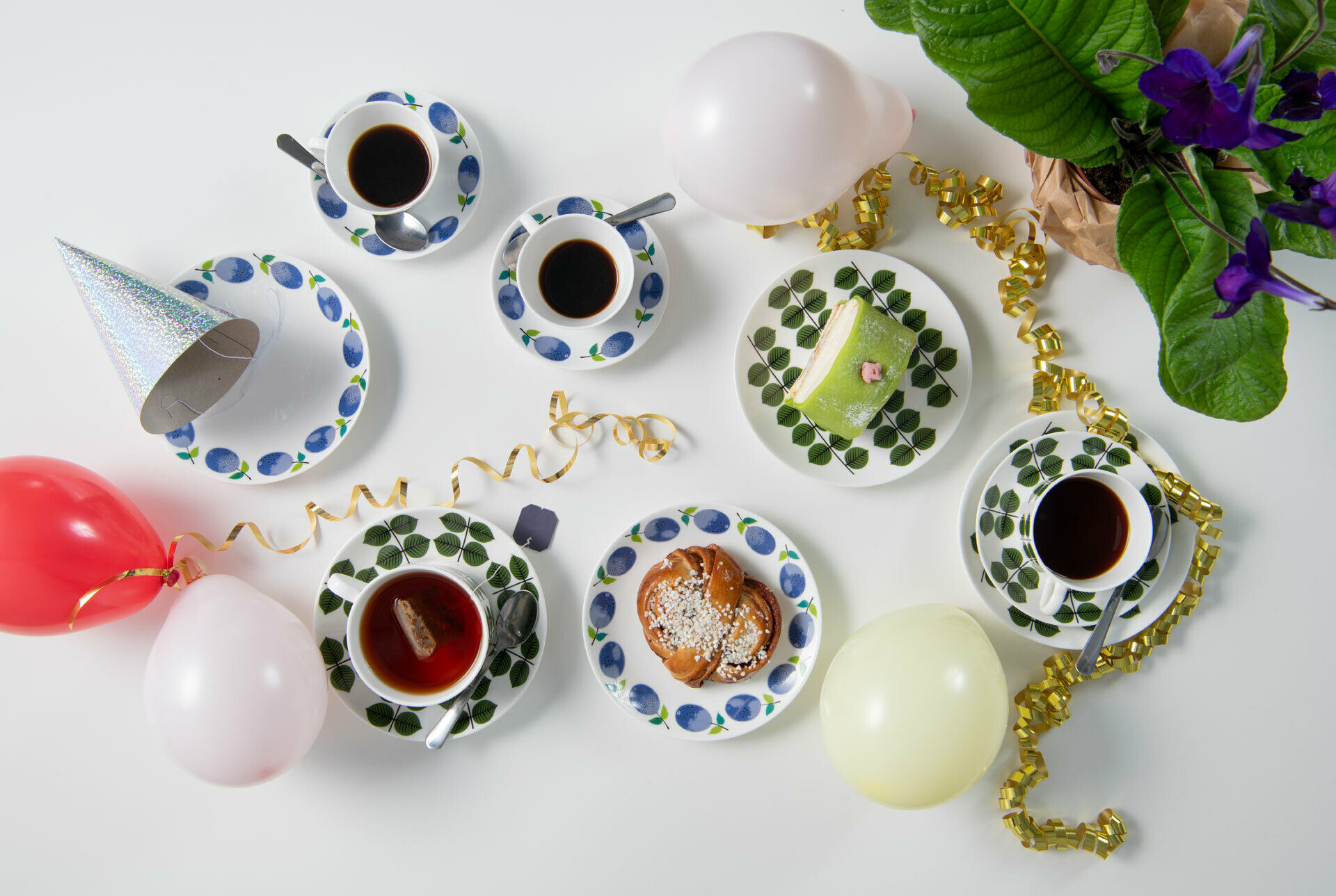 Dukat till te- och kaffekalas med porslin ur serviserna Berså och Prunus av Stig Lindberg.