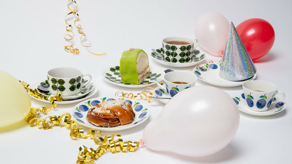 Dukat till te- och kaffekalas med porslin ur serviserna Berså och Prunus av Stig Lindberg.