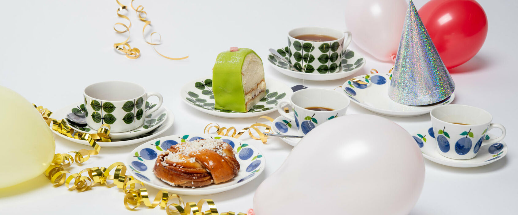Dukat till te- och kaffekalas med porslin ur serviserna Berså och Prunus av Stig Lindberg.