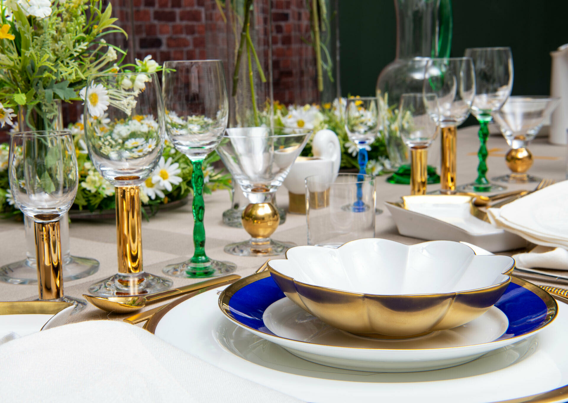 Glas och porslin ur Nobelservisen i festdukning.