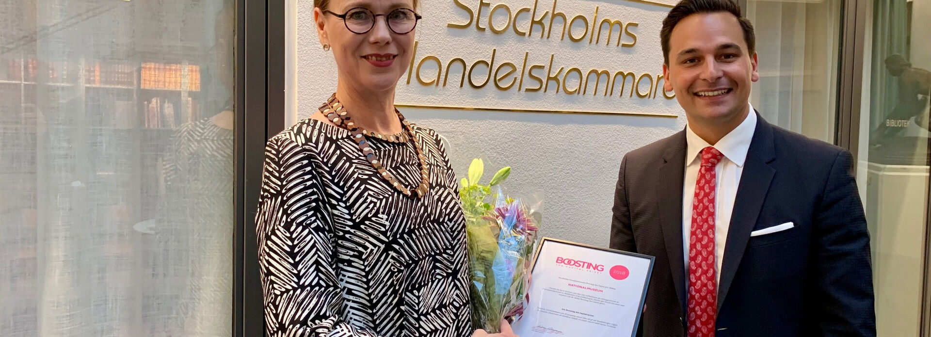 Susanna Pettersson, överintendent vid Nationalmuseum, tar emot Boosting the Capital-priset av Andreas Hatzigeorgiou, vd för Stockholms Handelskammare.