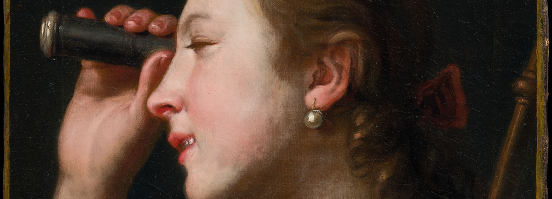 Målning av en flicka i profil. Hon håller en liten tubkikare framför ena ögat och kisar med det andra.