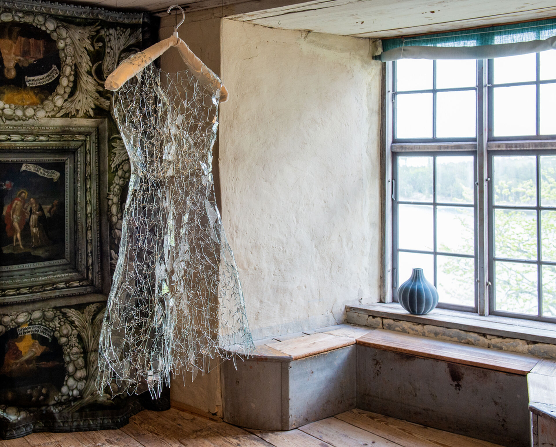 Mafune Gonjo, skulptur "Beauty has a Thorn". Visas i utställningen Tankar i glas på Läckö slott sommaren 2019.