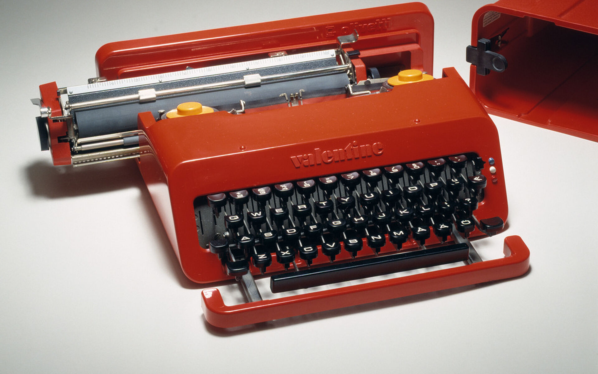 Ettore Sottsass，打字机“瓦伦丁”，为奥利维蒂设计。