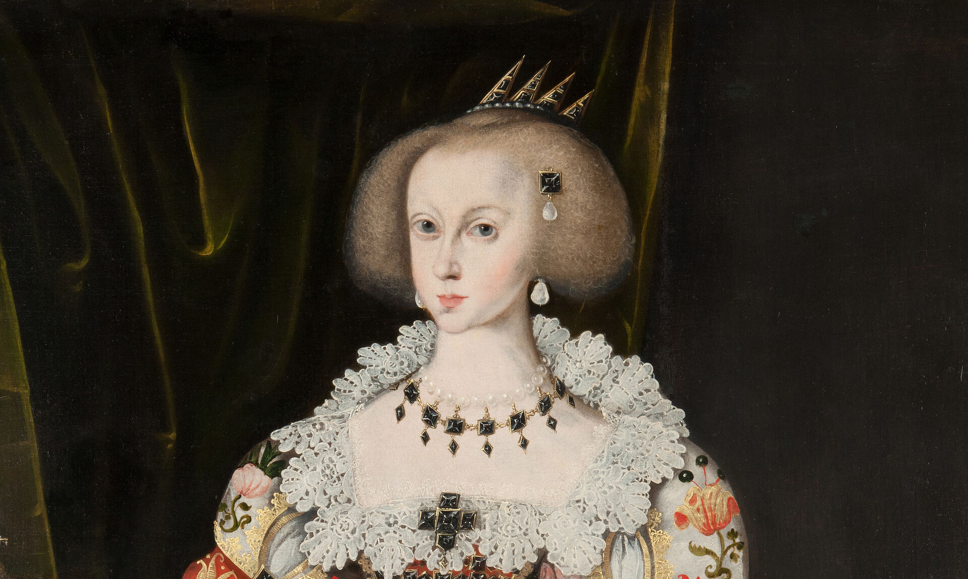 Målning av kvinna i rikt utstyrd klänning, halsband och krona på huvudet.