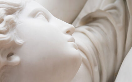 Detalj av marmorskulptur, ansikte med klassiska drag.
