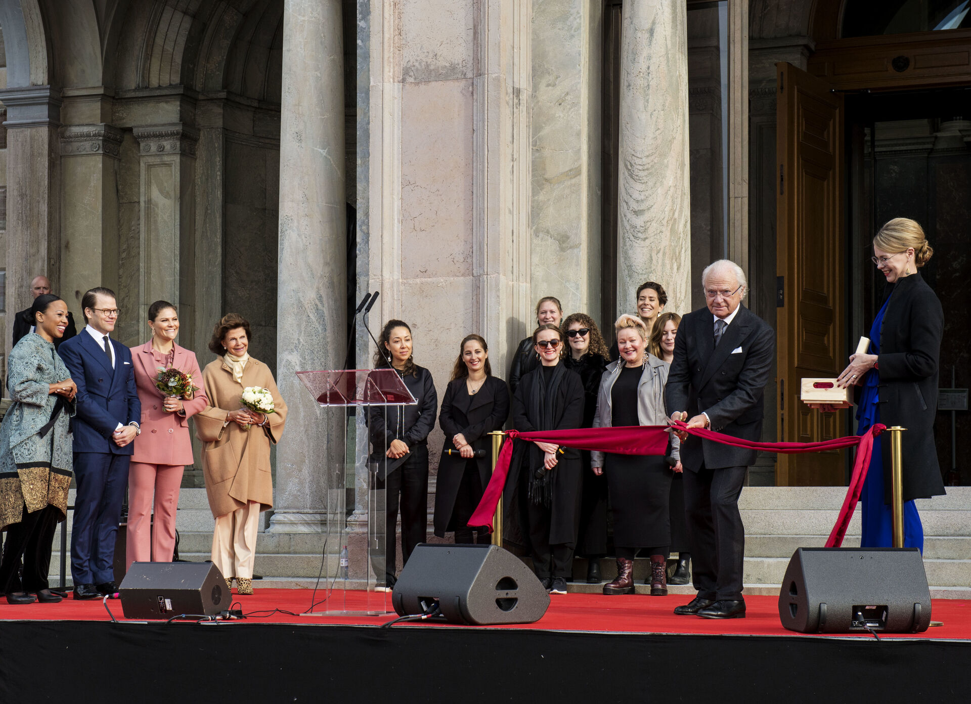 HM King Carl of Sweden cutting the red ribbon