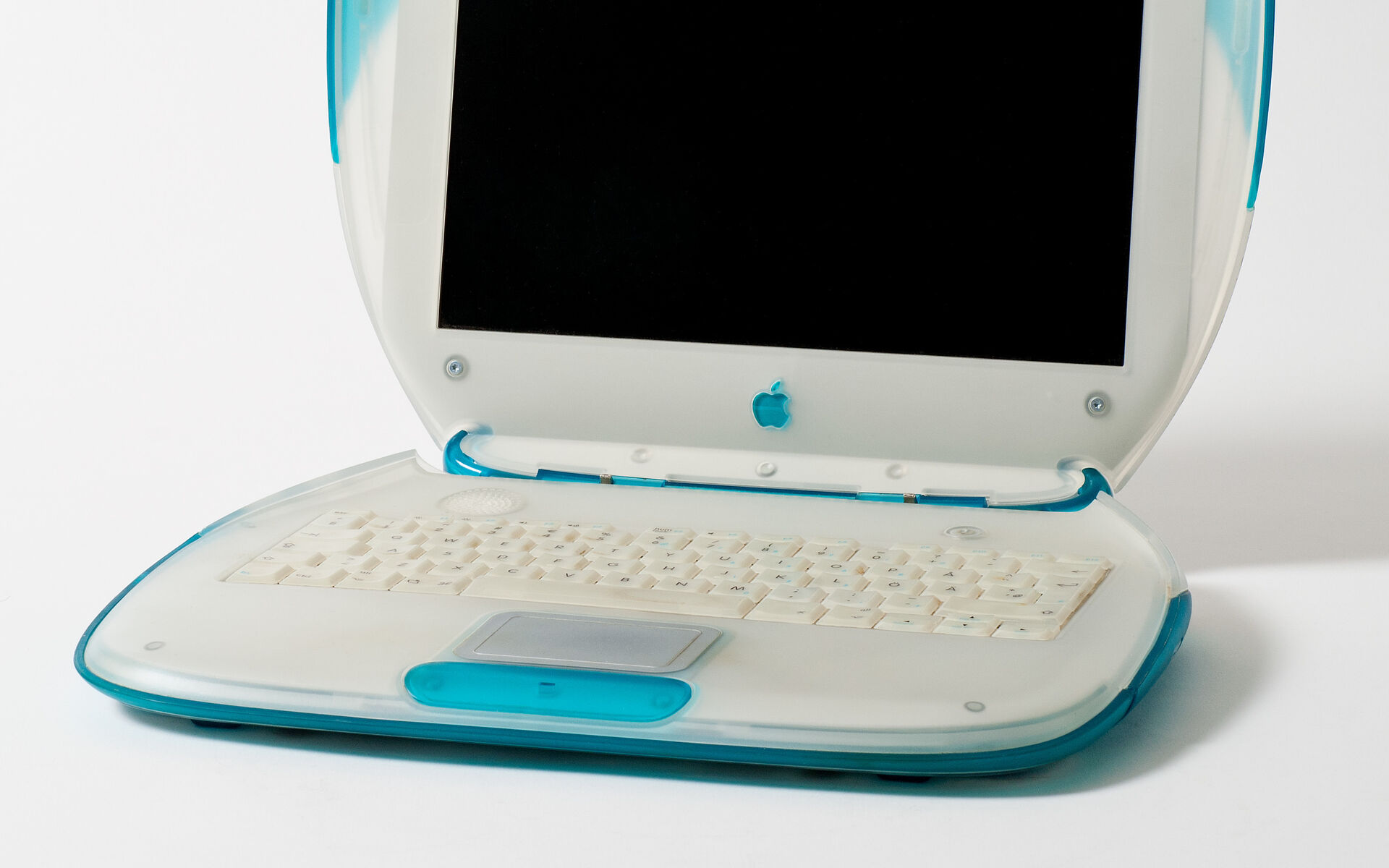 Jonathan Ive, Apple Inc., Bärbar dator, " iBook", Producerad från 1999, Plast, metall