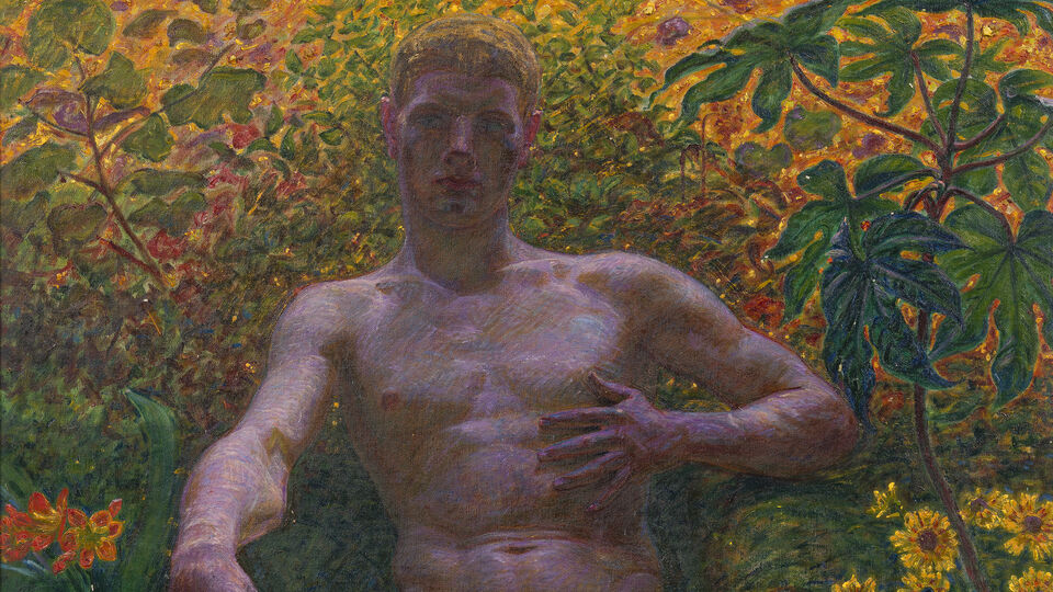 Mansfigur sittande naken i naturen.