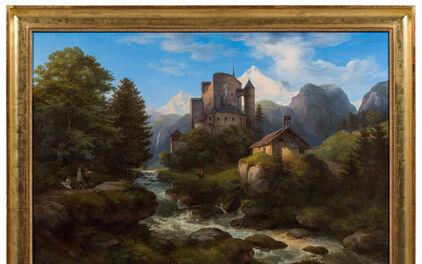 Målning av en borg på en skogsklädd höjd med ett strömmande vattendrag nedanför.