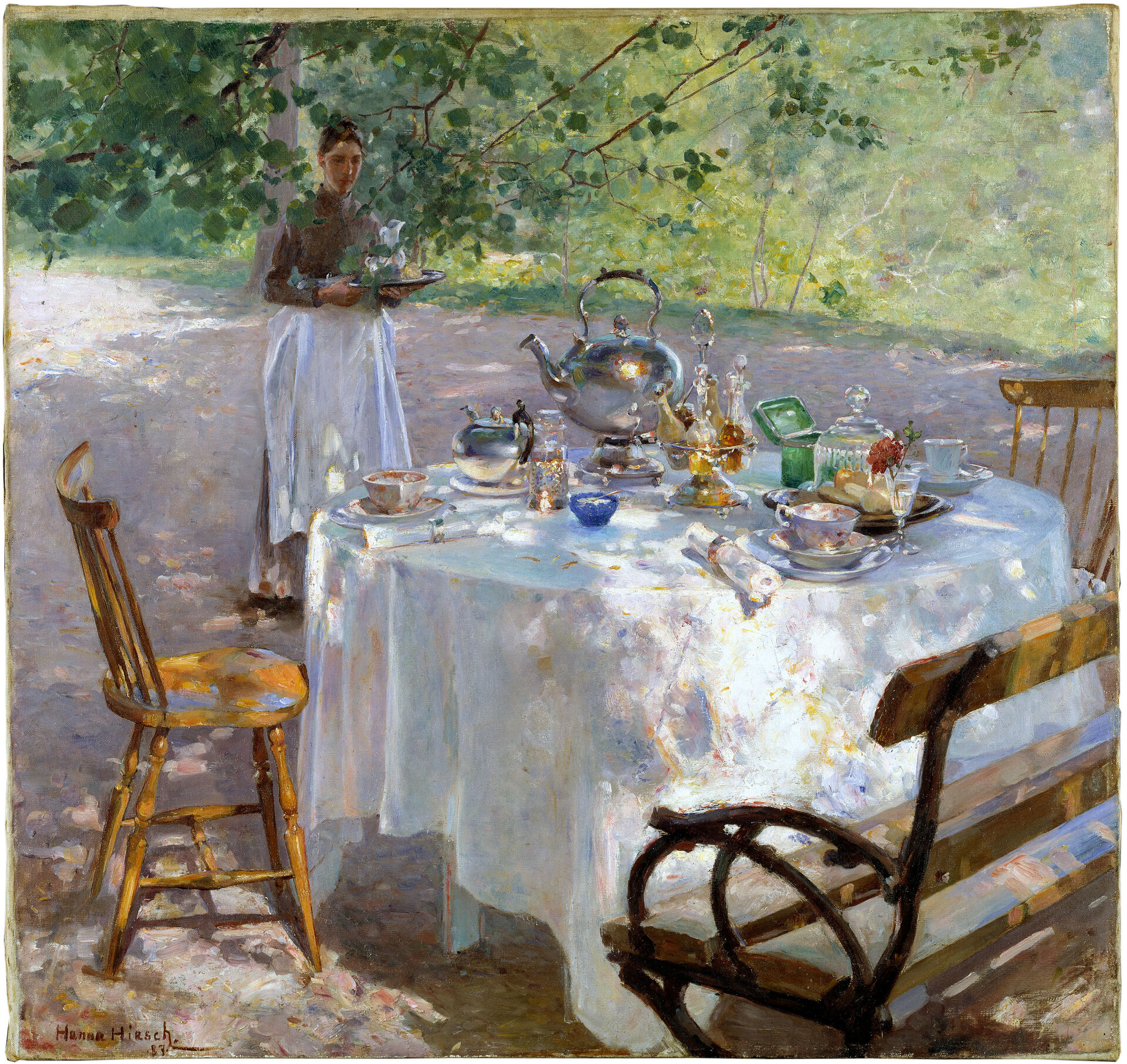 Målning av ett uppdukat bord med tekittel, koppar och glas utomhus. En kvinna med vitt förkläde bär på en bricka.