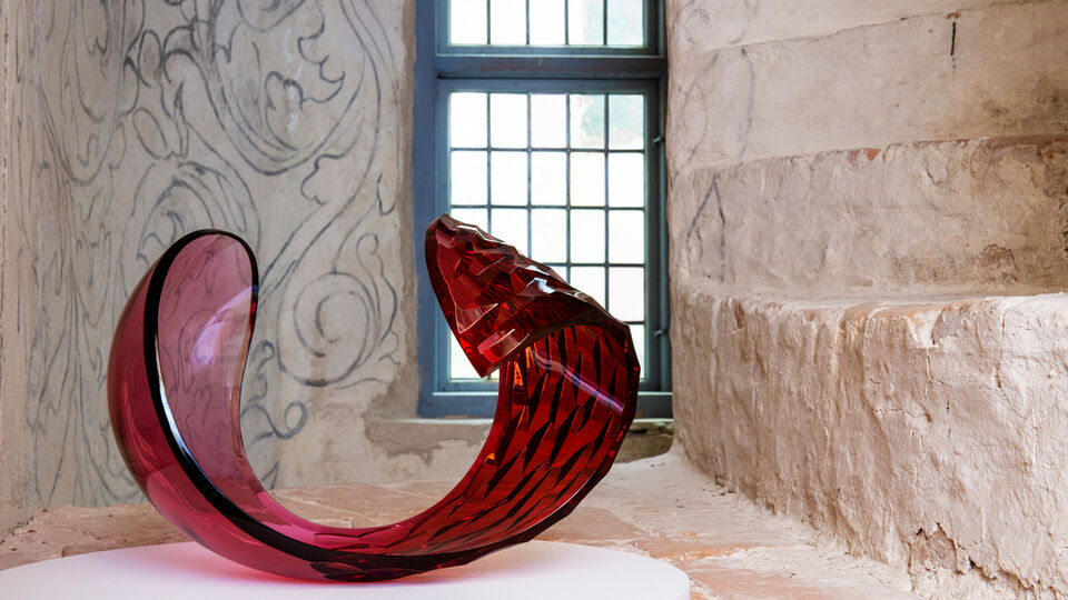 Lena Bergström, skulptur "Planets: Red Rose”. Visas i utställningen Tankar i glas på Läckö slott sommaren 2019.