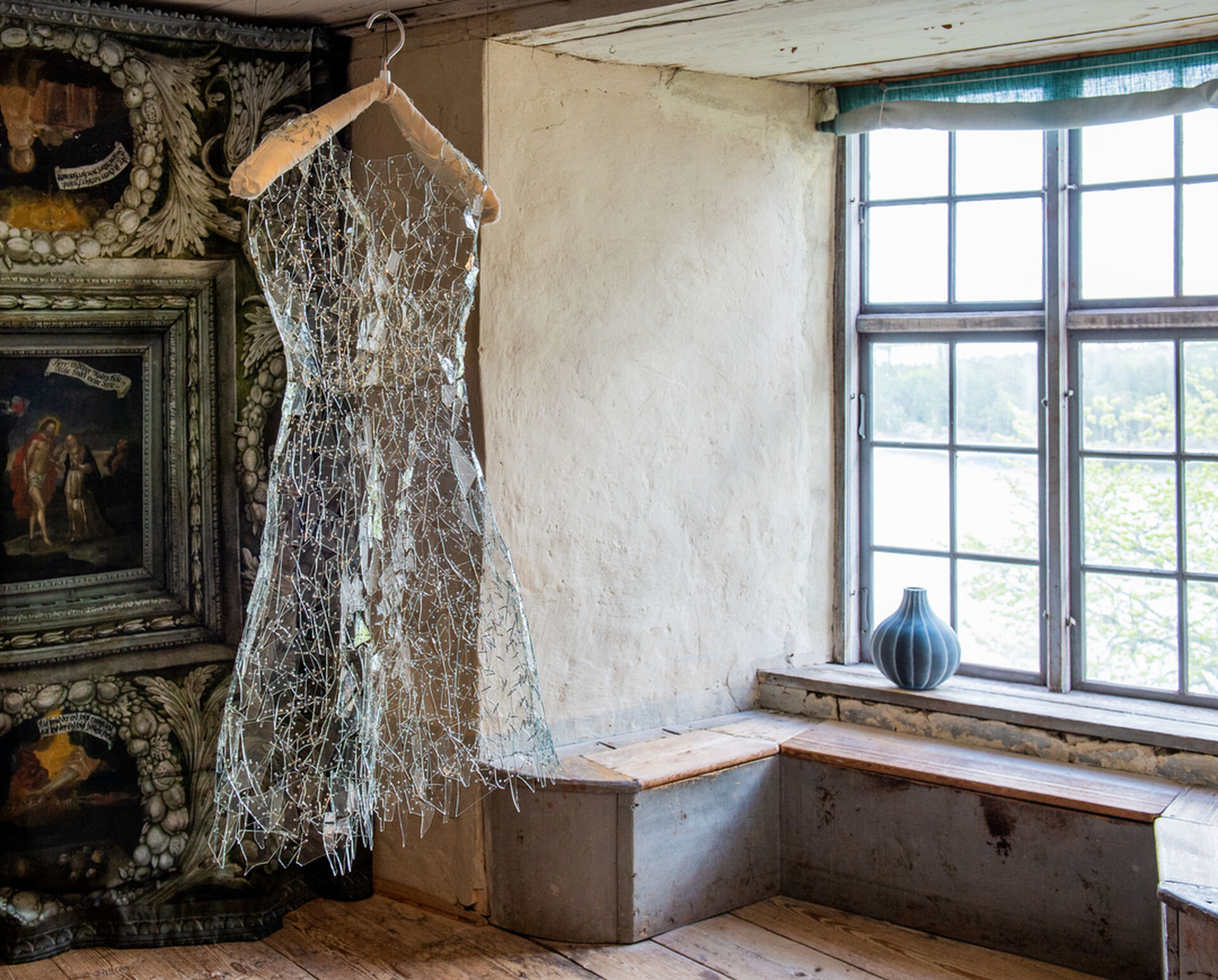 Mafune Gonjo, sculpture "Beauty has a Thorn". On dispaly in the exhibition "Expressions in glass" at Läckö Castle, summer 2019.