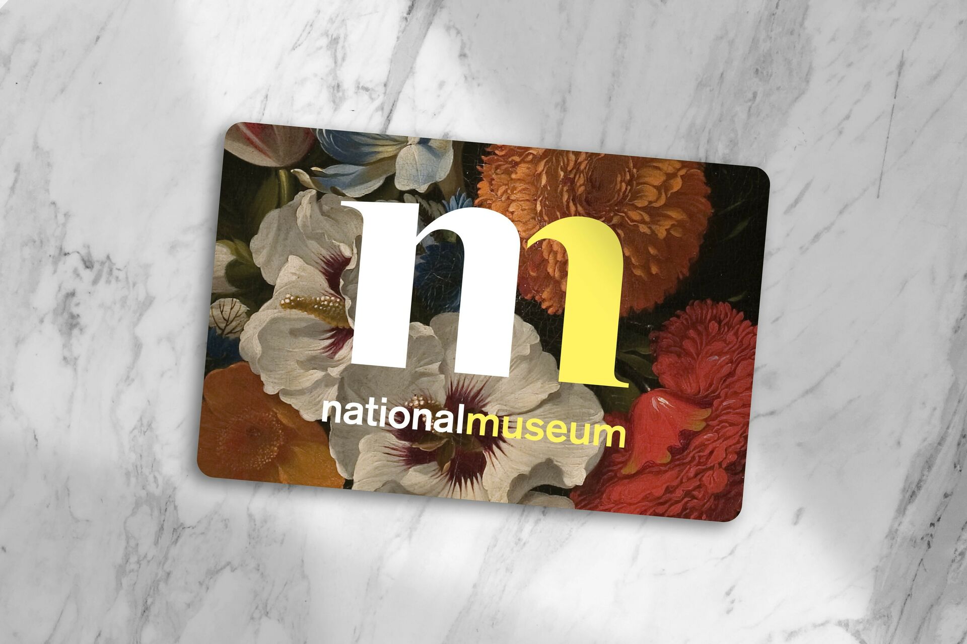 Ett plastkort med Nationalmuseums logotyp ligger på en marmorskiva.