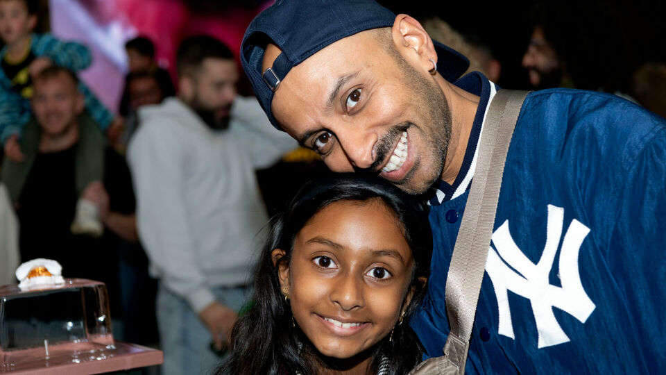 En glad pappa och hans dotter i museet.