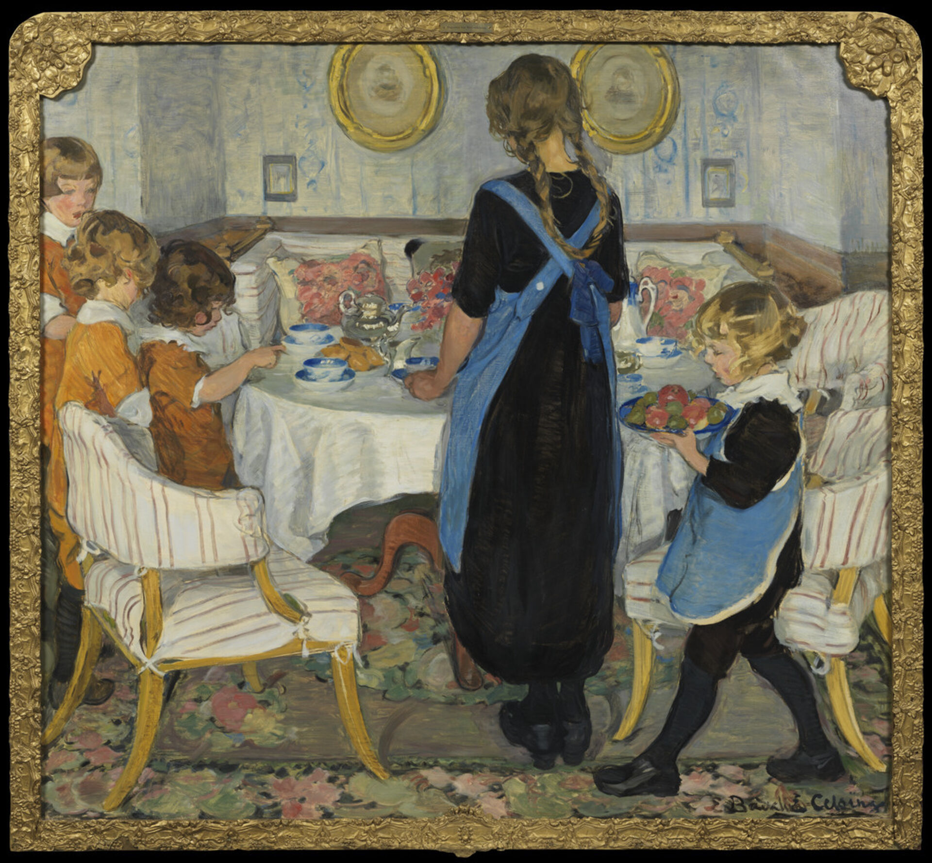 Fem barn är samlade kring ett dukat bord i ett ljust rum. En flicka i svart klänning och blått förkläde står med ryggen mot betraktaren. På bordet finns blåvita koppar, en silvrig kanna, bröd och frukt. Rummet har blommiga textilier, randiga fåtöljer och en mönstrad matta.