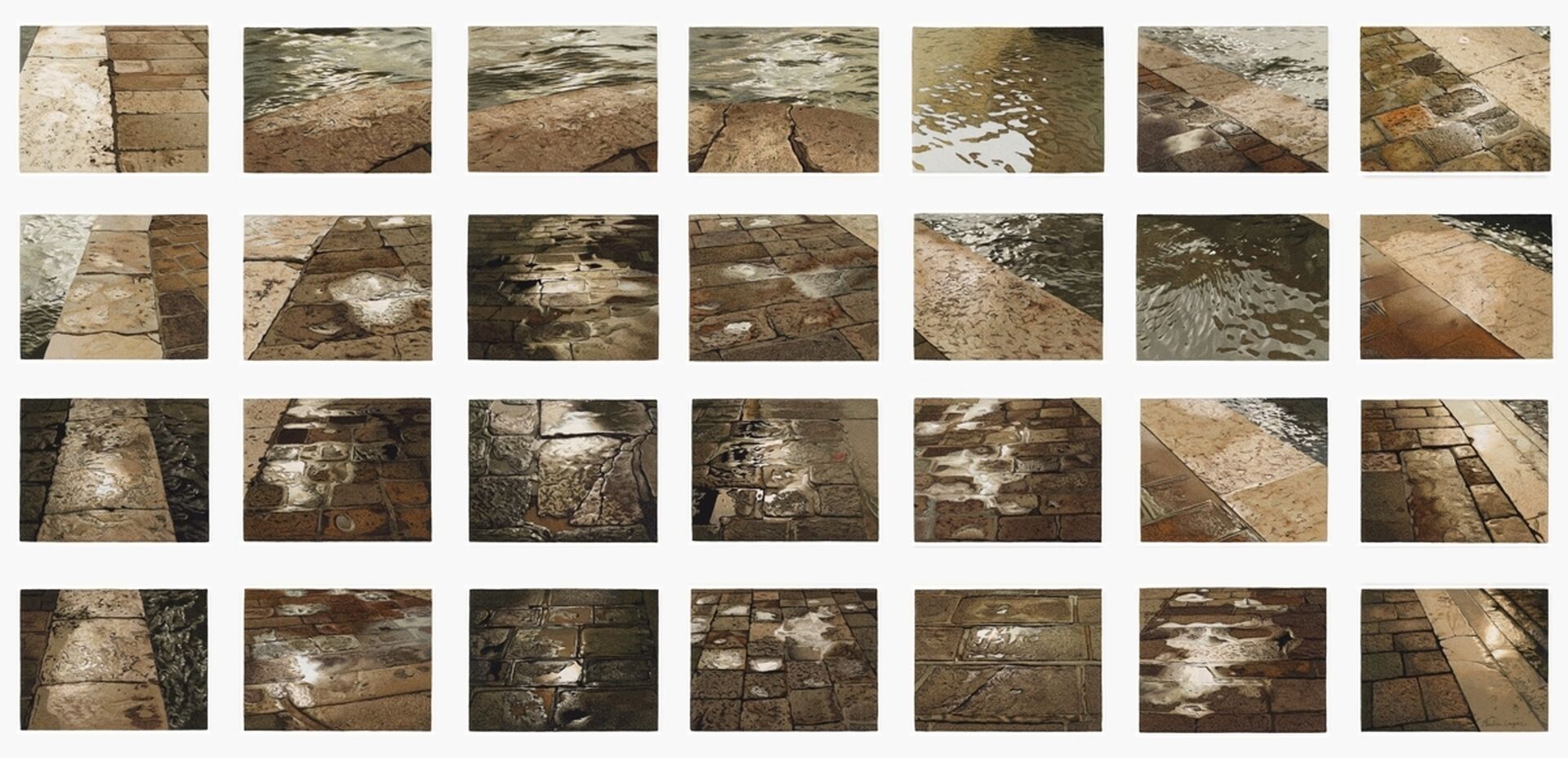 En serie med 28 fotografiska broderier arrangerade i fyra rader med sju bilder i varje. Fotografierna visar närbilder av våta stenplattor och gatsten intill vatten, med skiftande ljusreflexer, skuggor och speglingar.