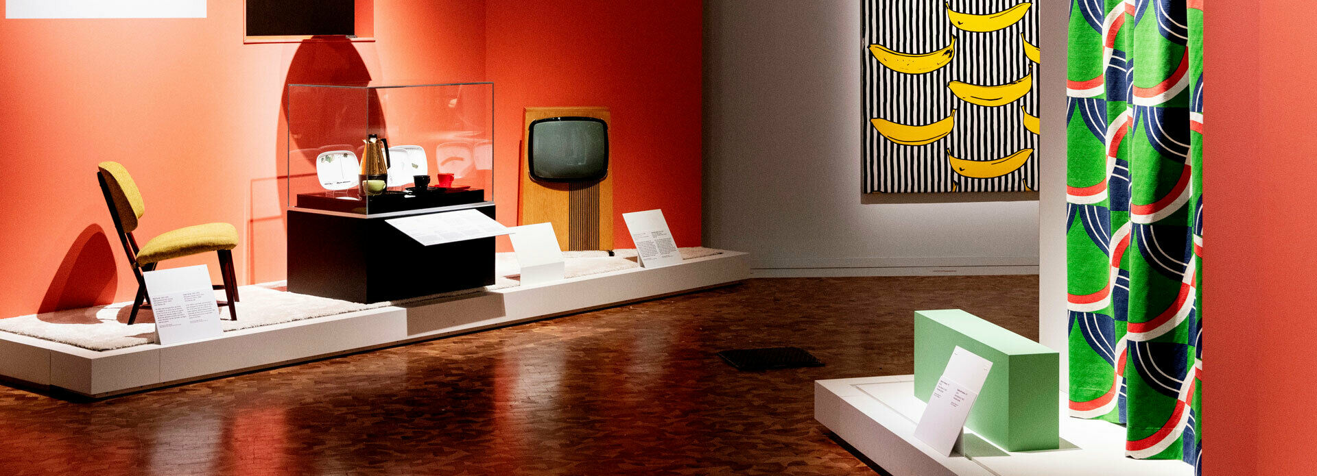 Designföremål i en utställningssal på museum.