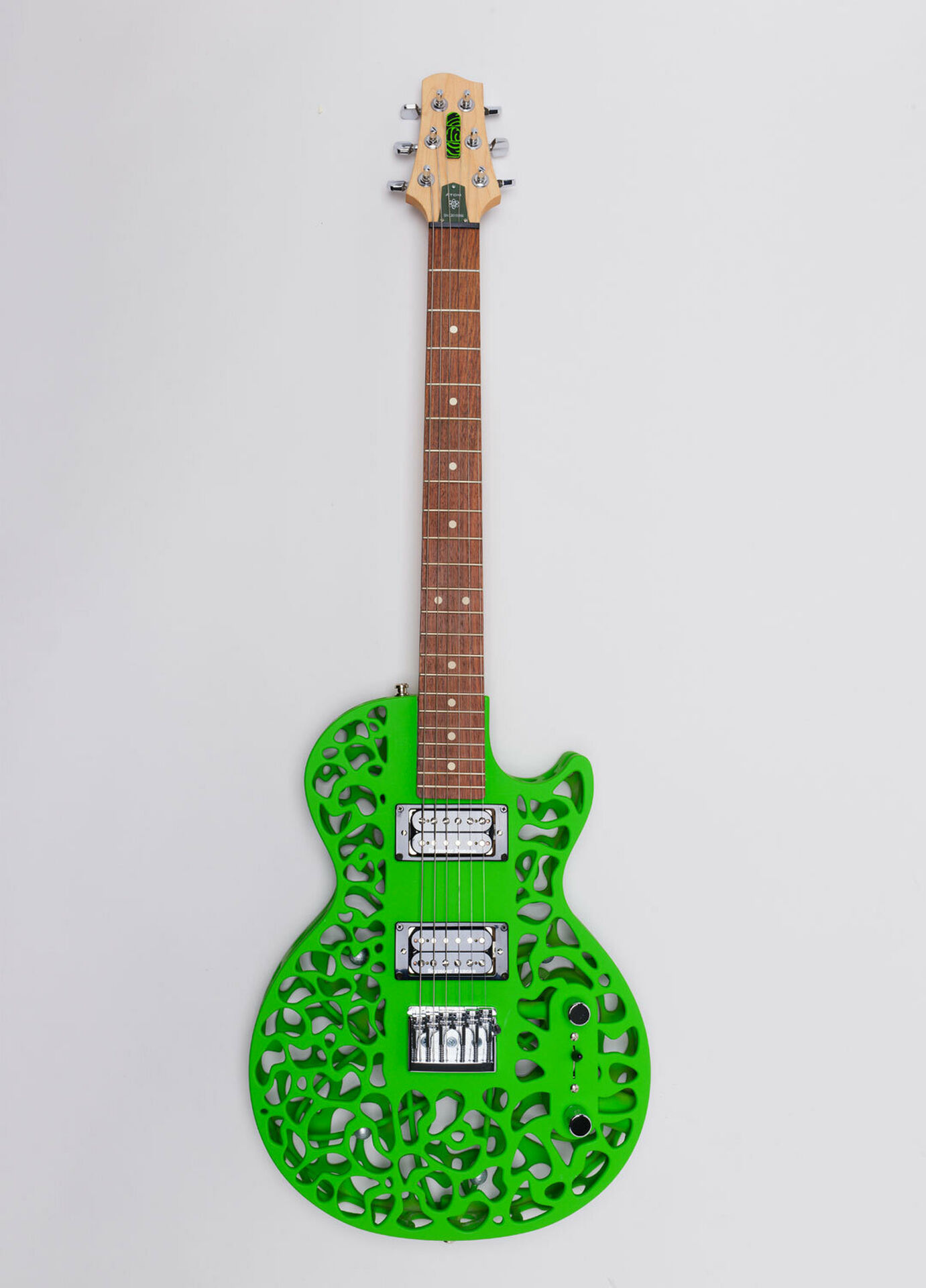 En grön 3D-printad gitarr.