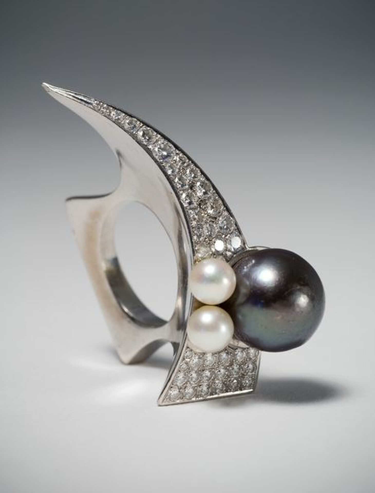 Kristian Nilsson, Ring. Made in 1976. White gold, brilliants, pearls.