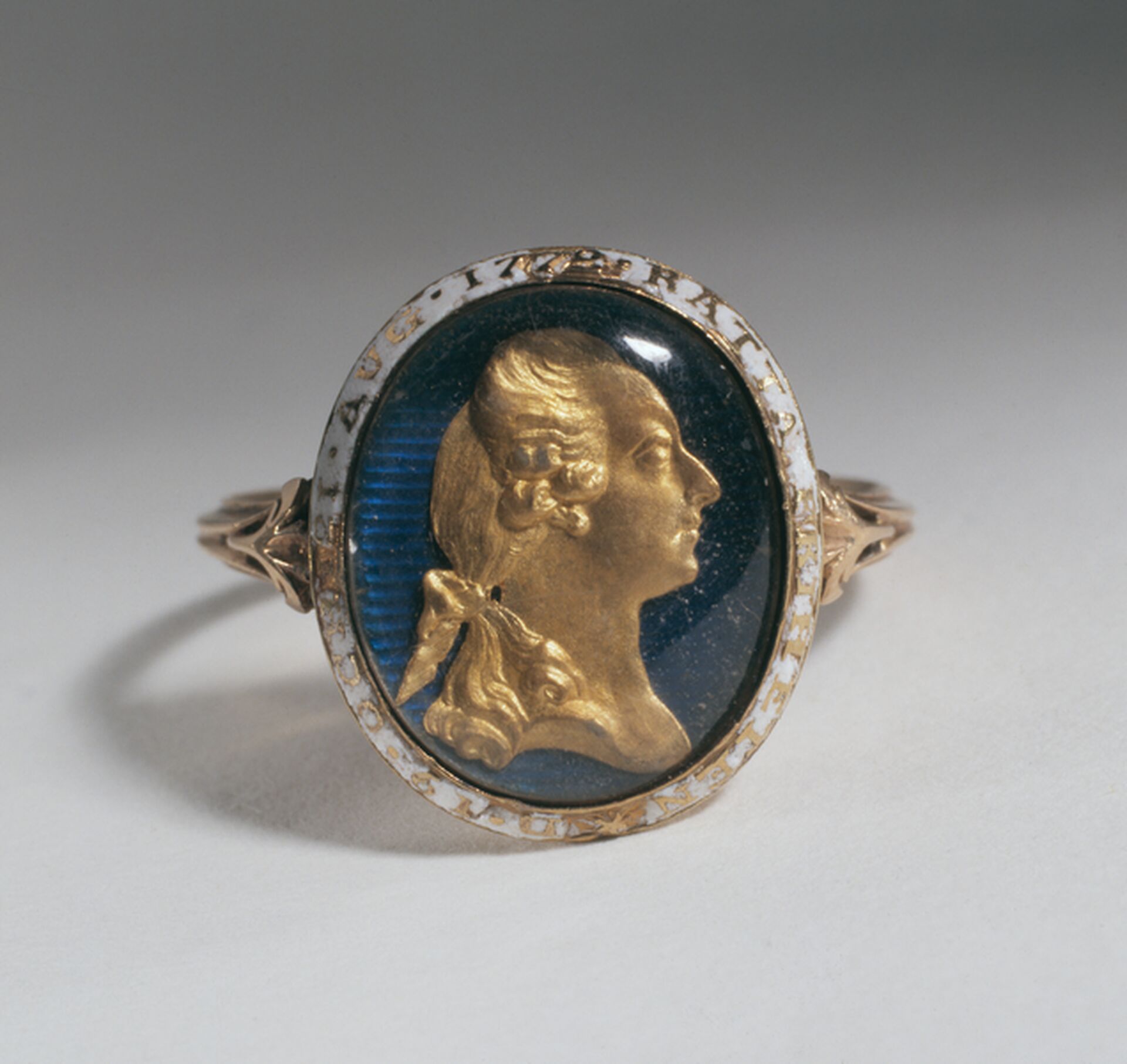 Unknown Swedish artist, Revolution ring - Profile of King Gustav III in relief on blue translucid enamel under glass. Along the edge text "D 19 och 21 AUG 1772 RÄTTA FRIHETEN"