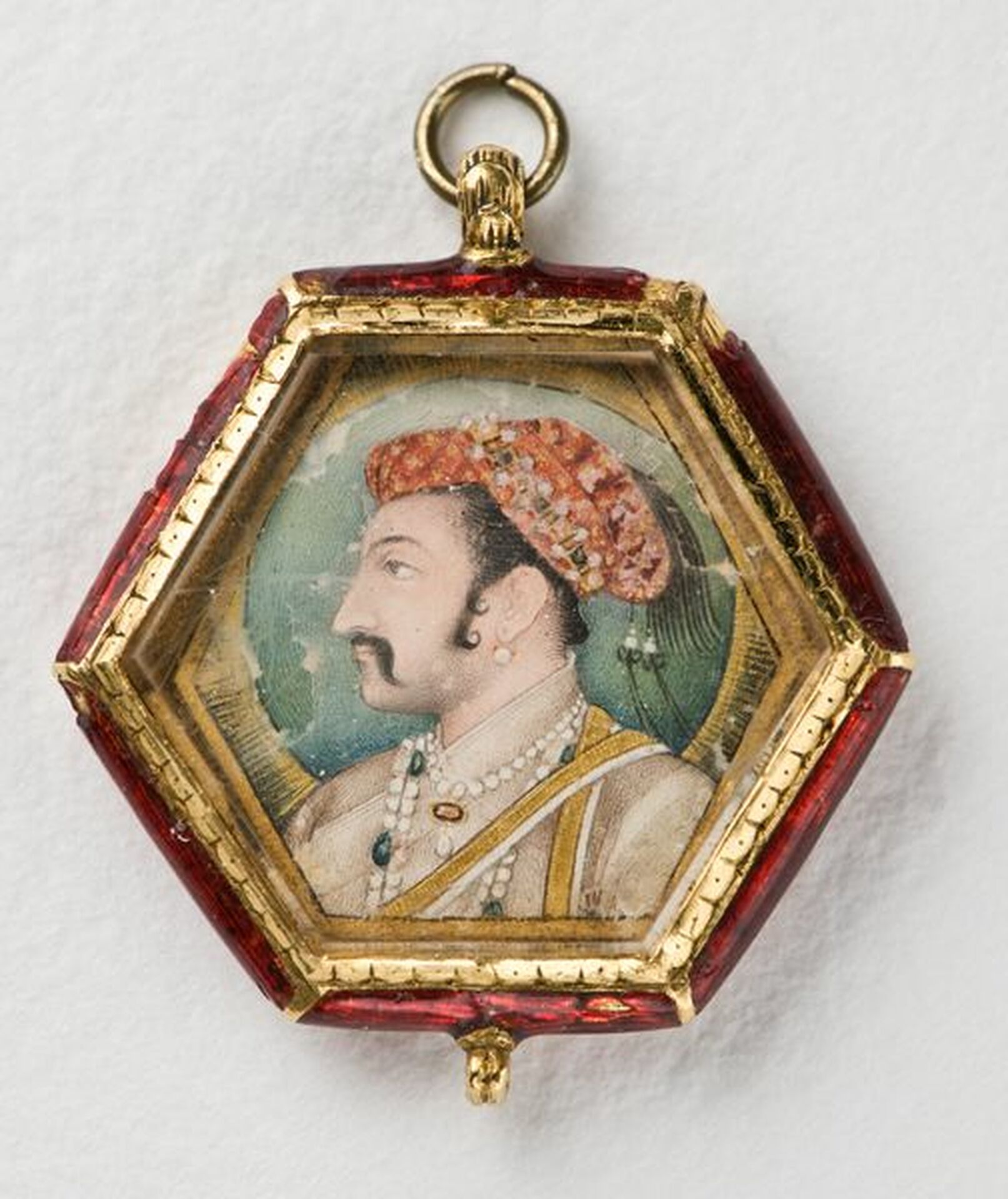 Okänd konstnär, Jahangir, 1569-1627, stormogul, Akvarell och guld på pergament fäst mot papper. Hexagonal ram, guldkapsel med röda emaljerade sidor och emaljerat blomstycke på baksidan