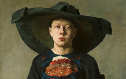 Porträtt av en flicka klädd i känning och stor svart hatt.