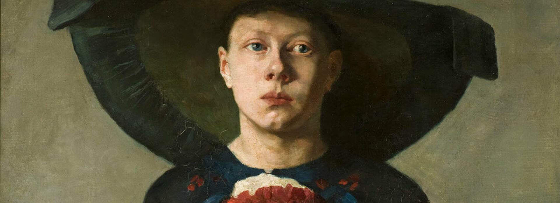 Porträtt av en flicka klädd i känning och stor svart hatt.