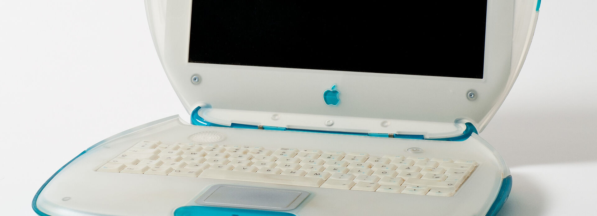 Jonathan Ive, Apple Inc., Bärbar dator, " iBook", Producerad från 1999, Plast, metall