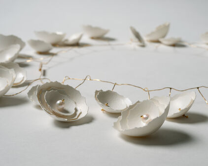 Halsband av äggskal, pärlor och guldtråd.