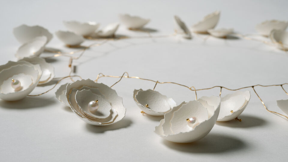 Halsband av äggskal, pärlor och guldtråd.