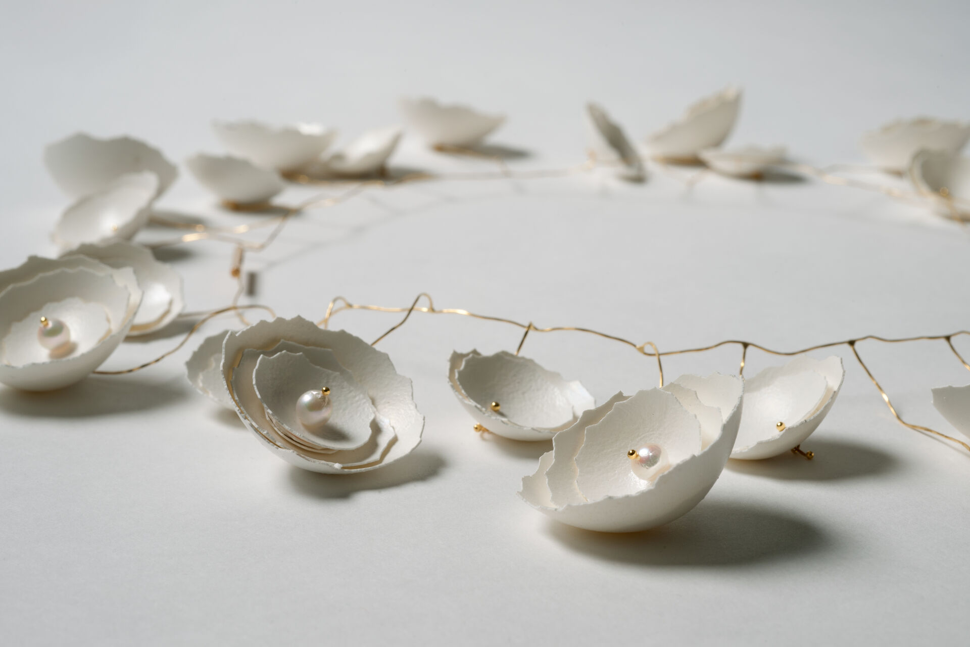 Halsband av äggskal, pärlor och guldtråd.