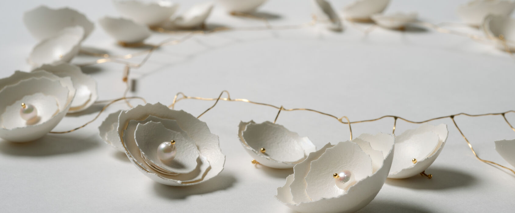 Halsband av äggskal, pärlor och guldtråd.