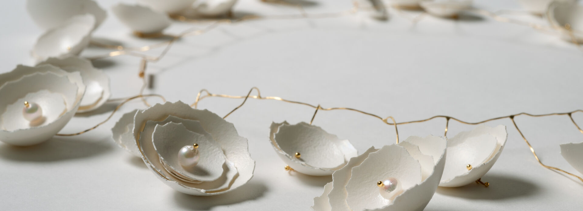 Halsband av äggskal, pärlor och guldtråd.